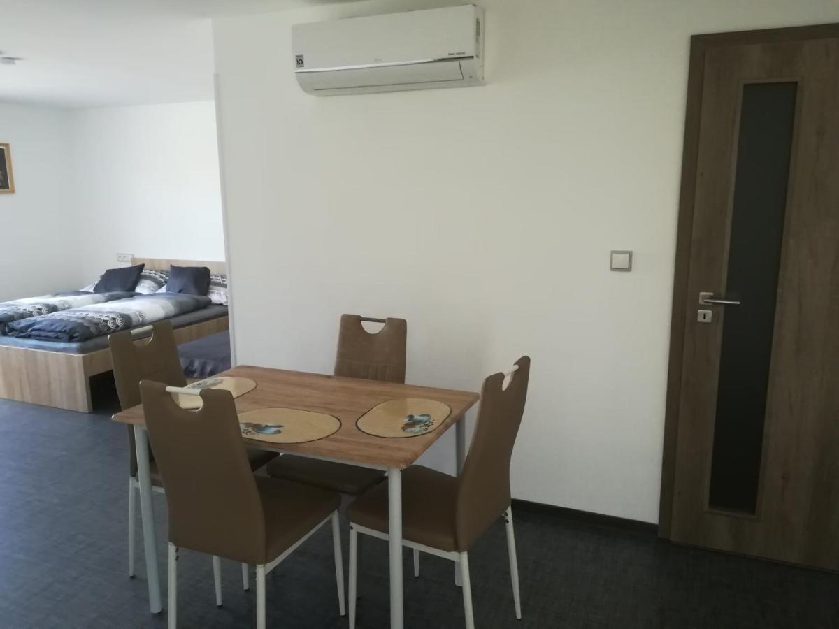Penzion Sapara Velke Bilovice Bagian luar foto